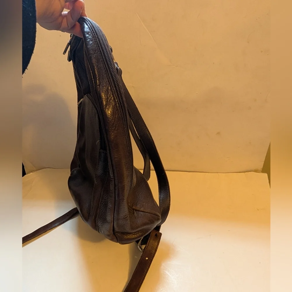 Roots vintage Brown Leather Backpack in VGUC
